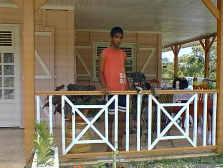 tien c ki lui , en + on dirai kil est chez moi je ne sai pa dutt ki il est mai pa dutt